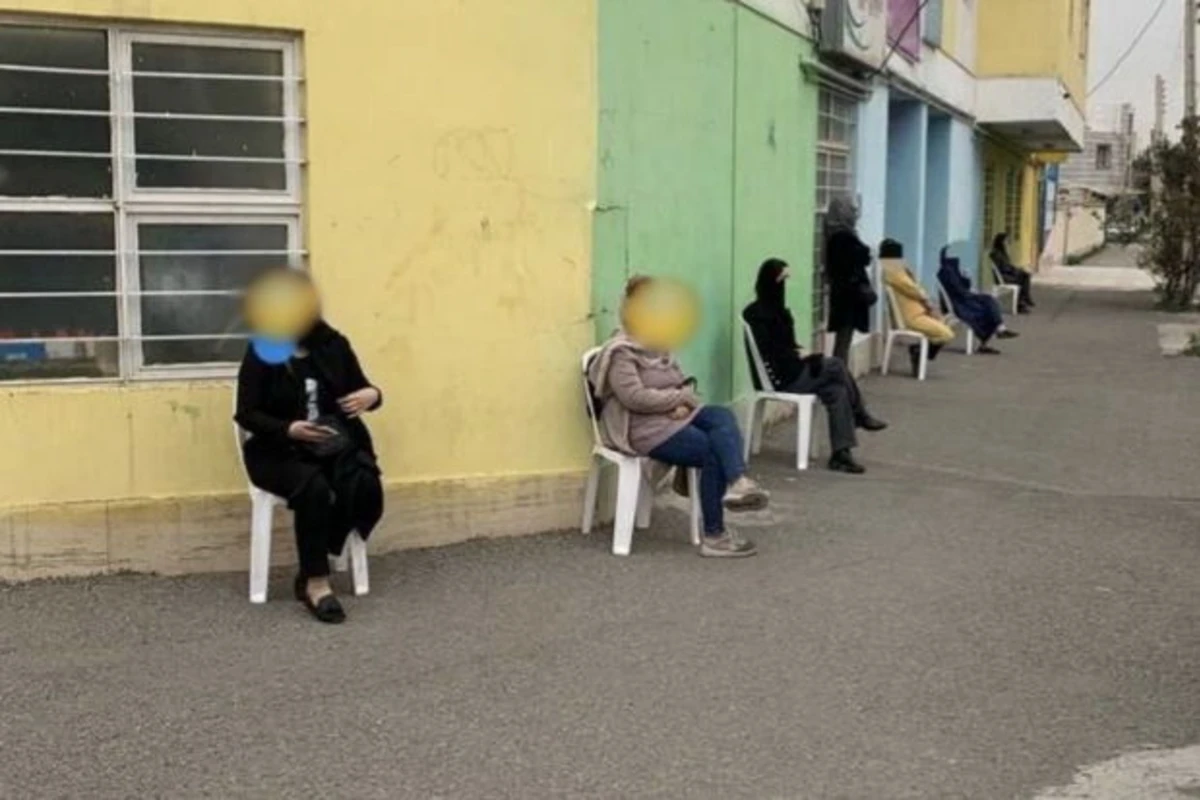 İranda valideynlər uşaqları üçün məktəbin önündə keşik çəkirlər - FOTO İranda valideynlər uşaqları üçün məktəbin önündə keşik çəkirlər - FOTO