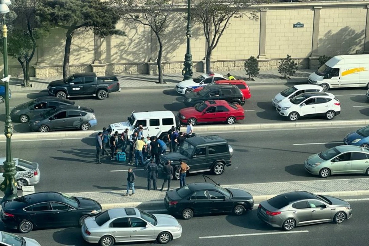 Bakıda avtomobillə motosiklet toqquşub: Yolda sıxlıq yaranıb - FOTO Bakıda avtomobillə motosiklet toqquşub: Yolda sıxlıq yaranıb - FOTO