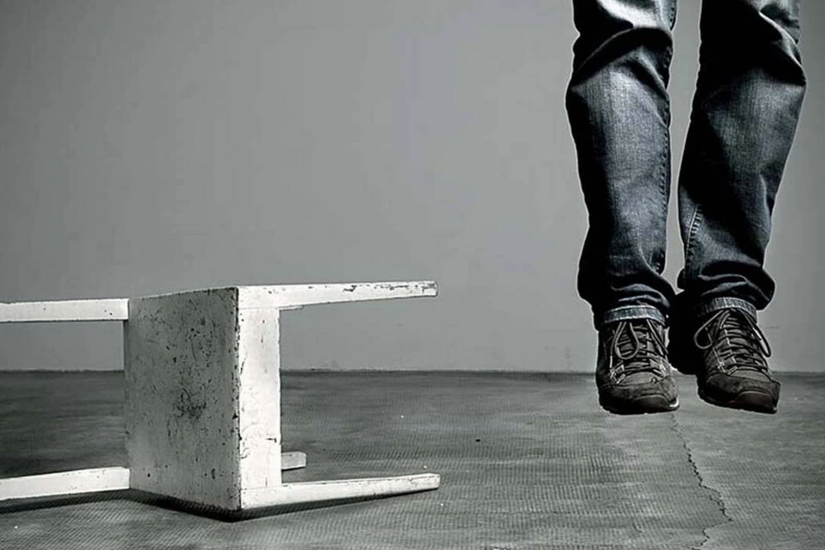 Bakıda kişi evdə özünü asdı Bakıda kişi evdə özünü asdı