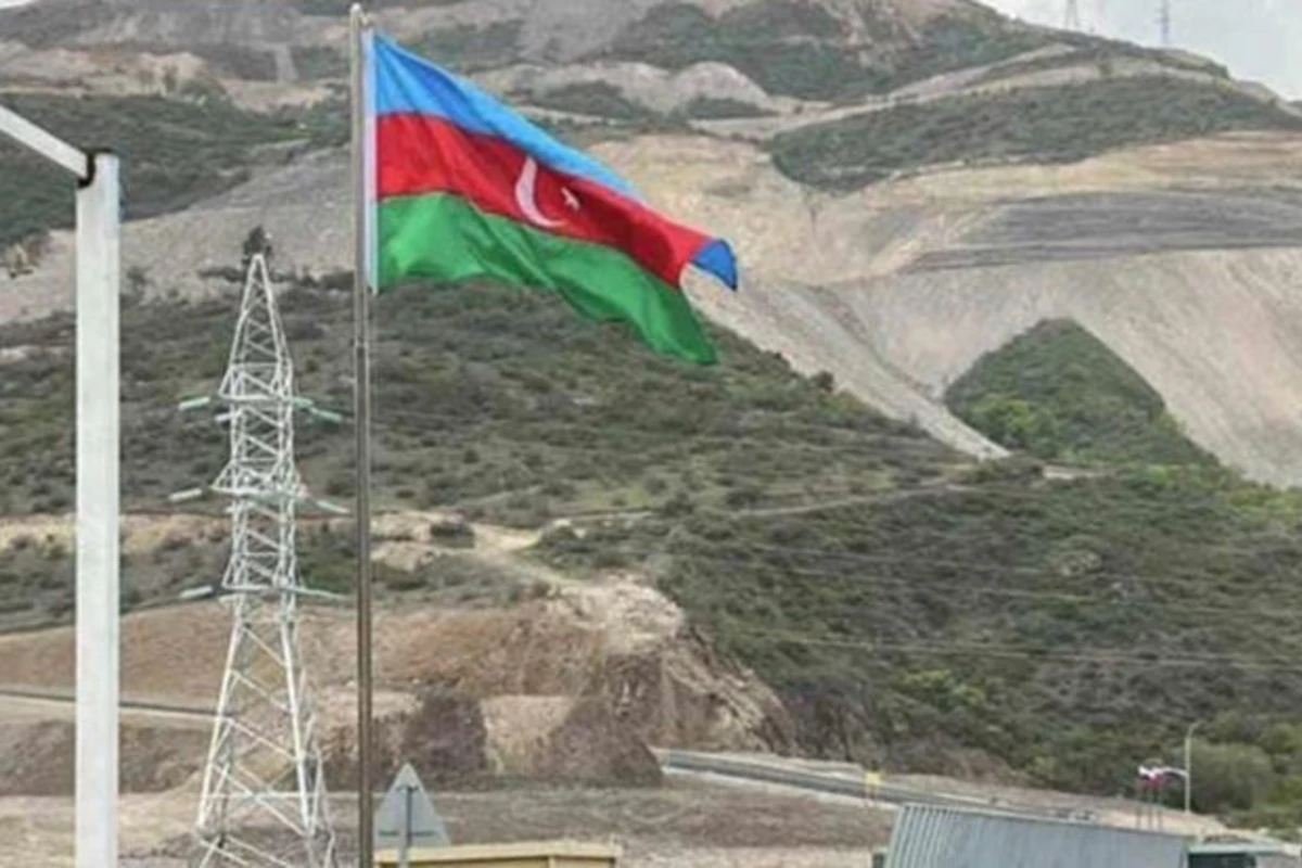 Yeni sərhəd-buraxılış məntəqəsində bayrağımız ucaldıldı - FOTO Yeni sərhəd-buraxılış məntəqəsində bayrağımız ucaldıldı - FOTO