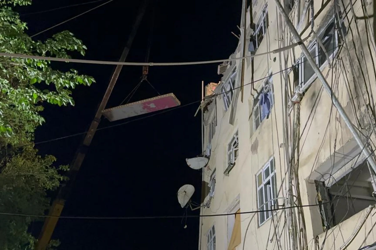 Biləsuvarda yanan binadan iki uşaq anasının meyiti çıxarıldı