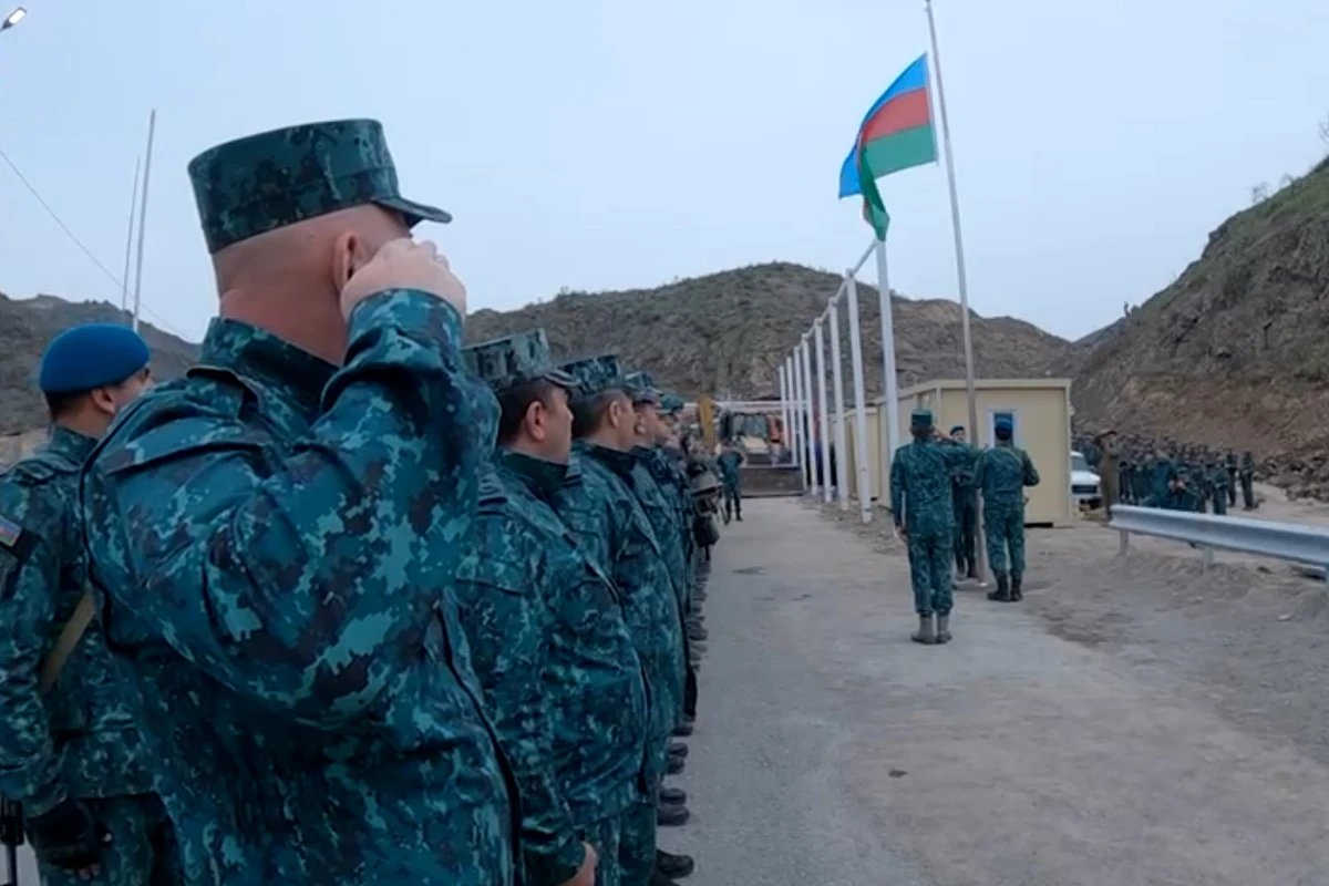 Состоялась церемония поднятия флага на установленном в начале дороги Лачын - Ханкенди ППП - ВИДЕО