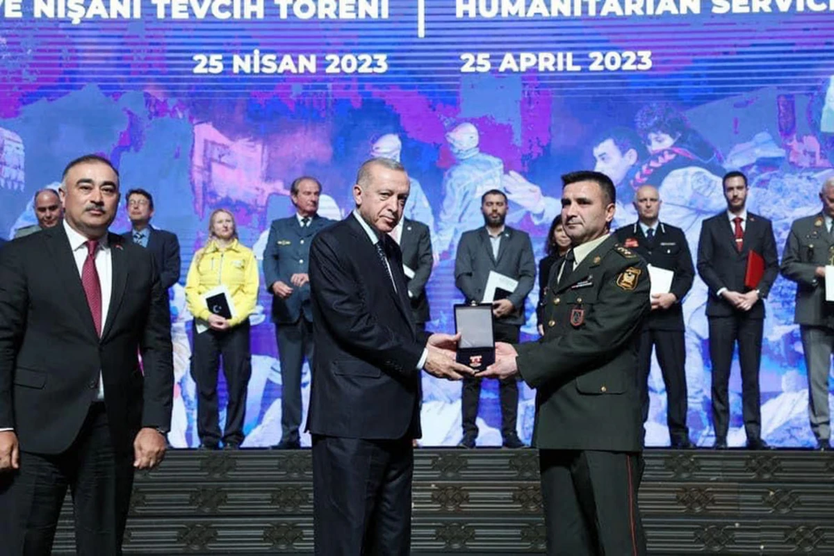 Türkiyə Prezidenti hərbi qulluqçumuzu təltif edib - FOTO