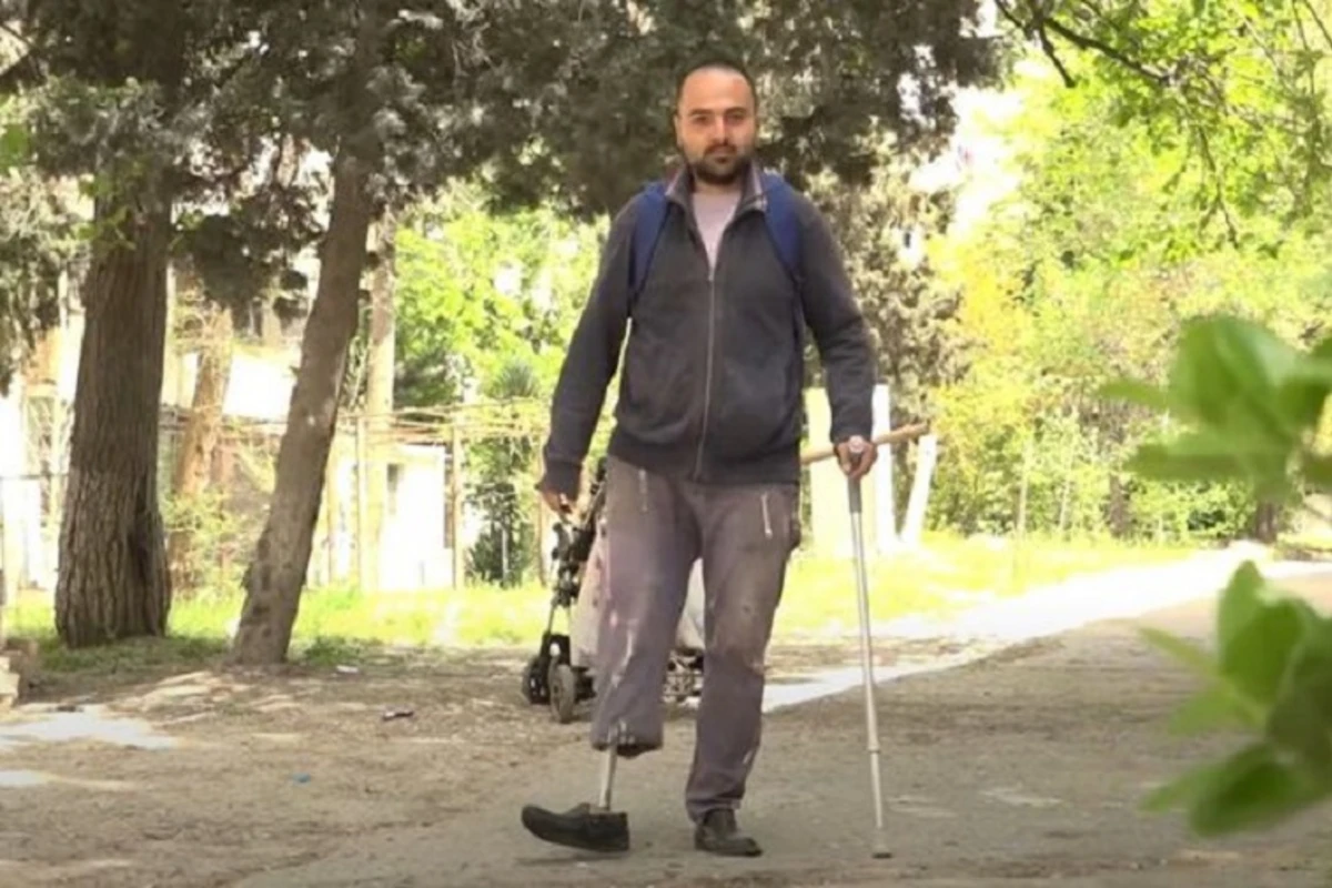 Tək ayaqla metal satan Emin: “Buna görə qızlara yaxınlaşmağa çəkinirəm” - VİDEO