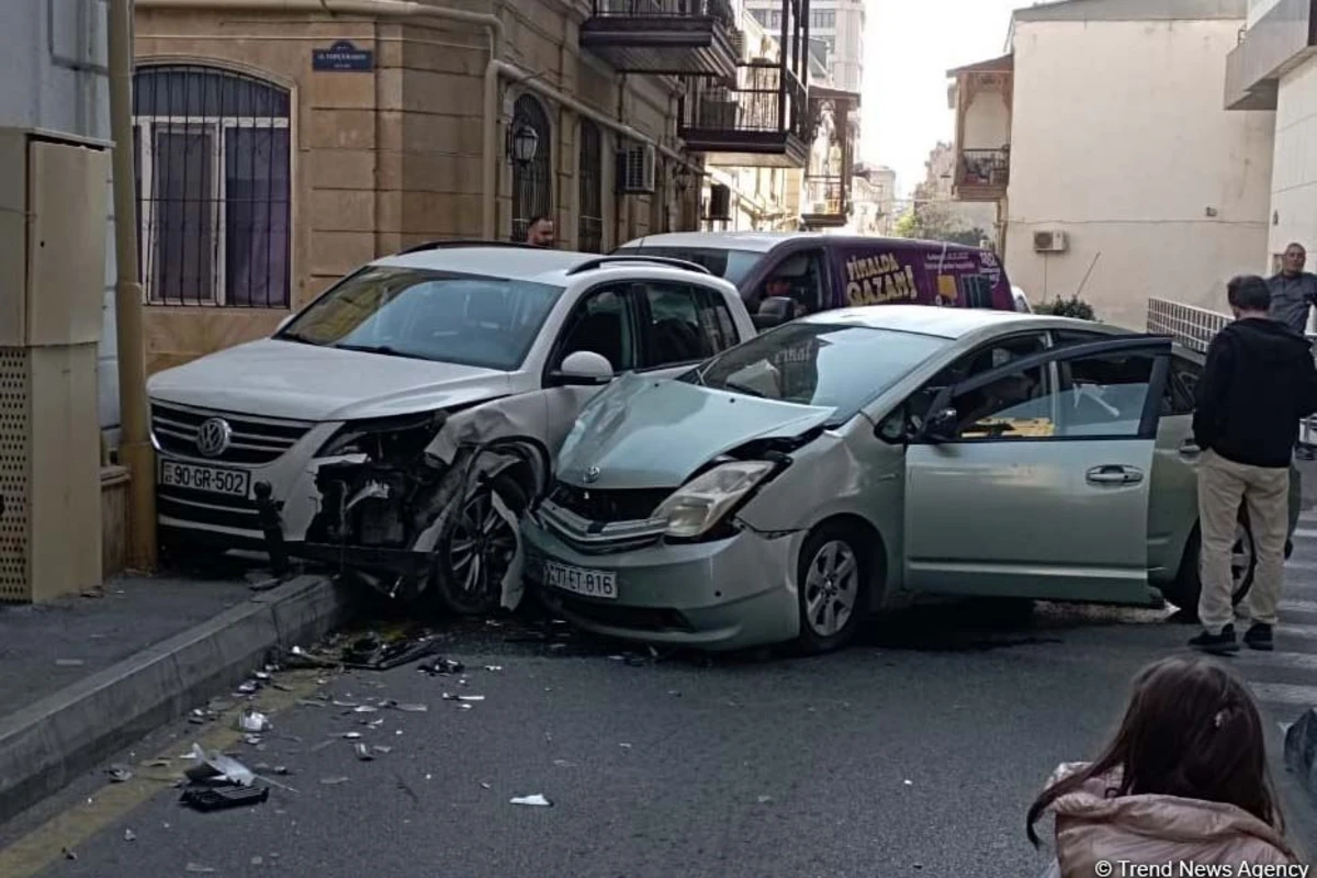 Paytaxtda Prius Volkswagenlə toqquşdu - FOTO
