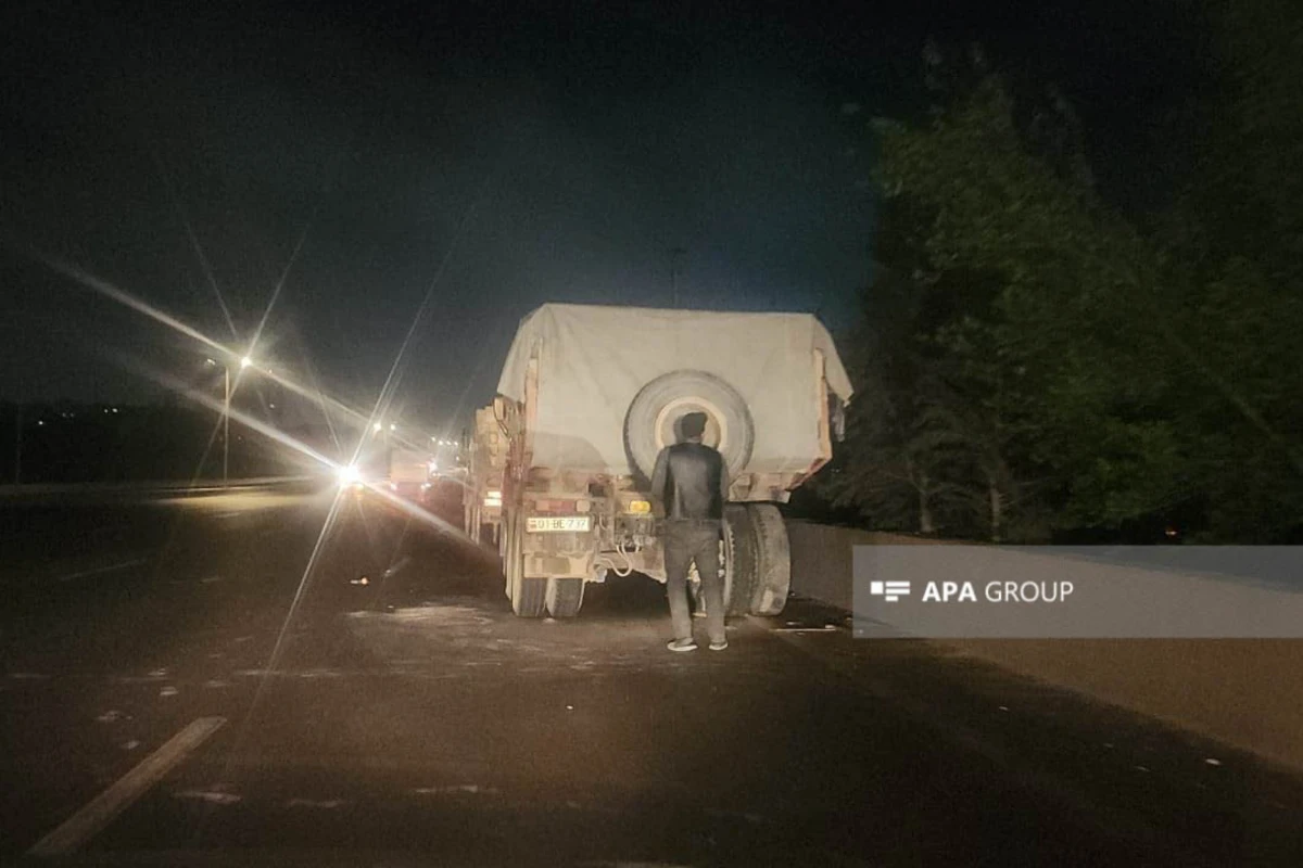 Bakıda maşın “KamAZ“a çırpılıb, xəsarət alan var - FOTO