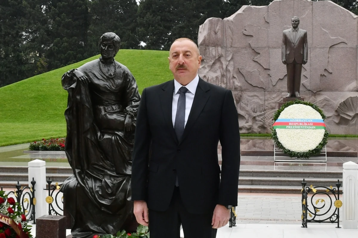 İlham Əliyev akademik Zərifə xanım Əliyevanın məzarını ziyarət edib - FOTO