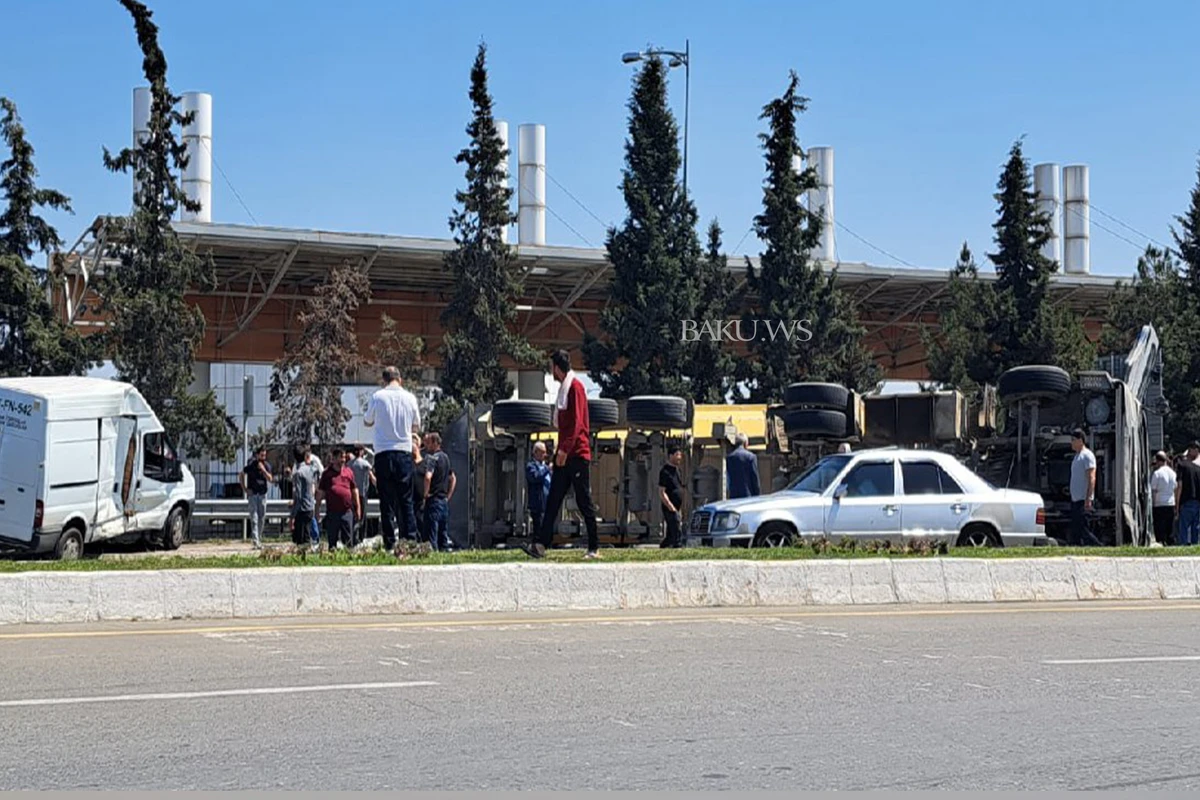 Avtovağzalın yaxınlığında YÜK MAŞINI AŞDI - Yola çınqıl dağıldı - FOTO/VİDEO