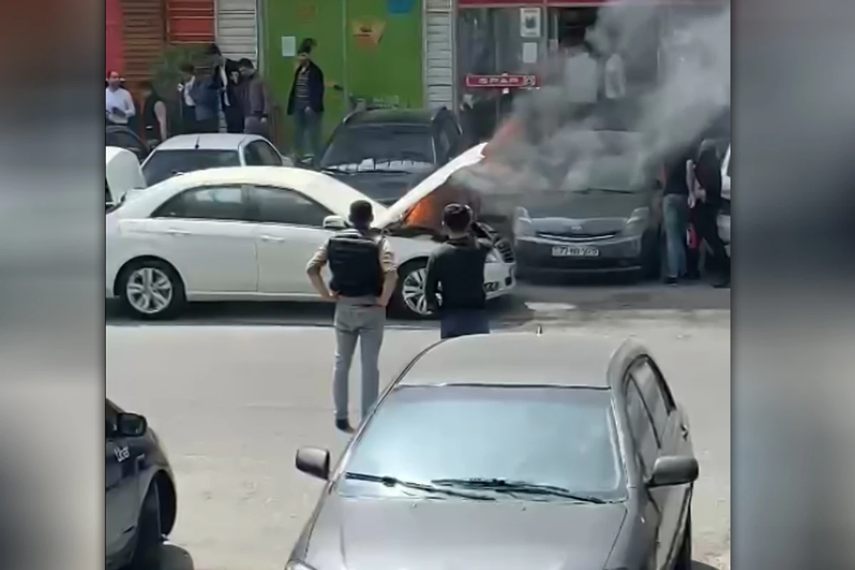 Bakıda Mercedes alovlanıb yandı - ANBAAN VİDEO Bakıda Mercedes alovlanıb yandı - ANBAAN VİDEO