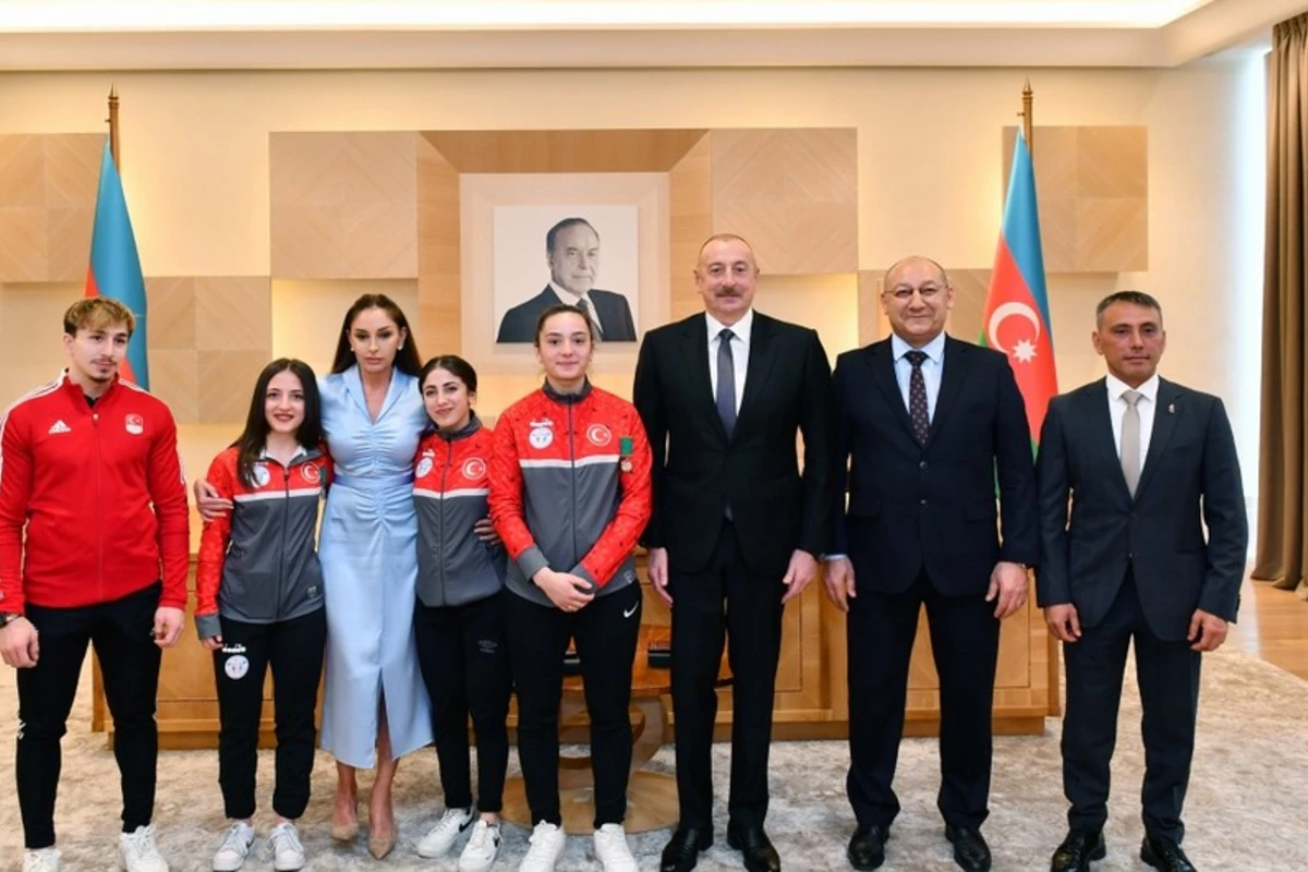 İlham Əliyev və Mehriban Əliyeva qələbələrini Azərbaycana həsr etmiş Türkiyə idmançıları ilə görüşüblər - FOTO - YENİLƏNİB İlham Əliyev və Mehriban Əliyeva qələbələrini Azərbaycana həsr etmiş Türkiyə idmançıları ilə görüşüblər - FOTO - YENİLƏNİB