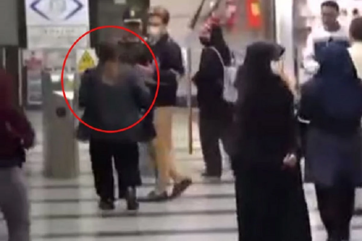 Tehran metrosunda qadın sərnişinlər örtünməyə vadar edilirlər - VİDEO Tehran metrosunda qadın sərnişinlər örtünməyə vadar edilirlər - VİDEO