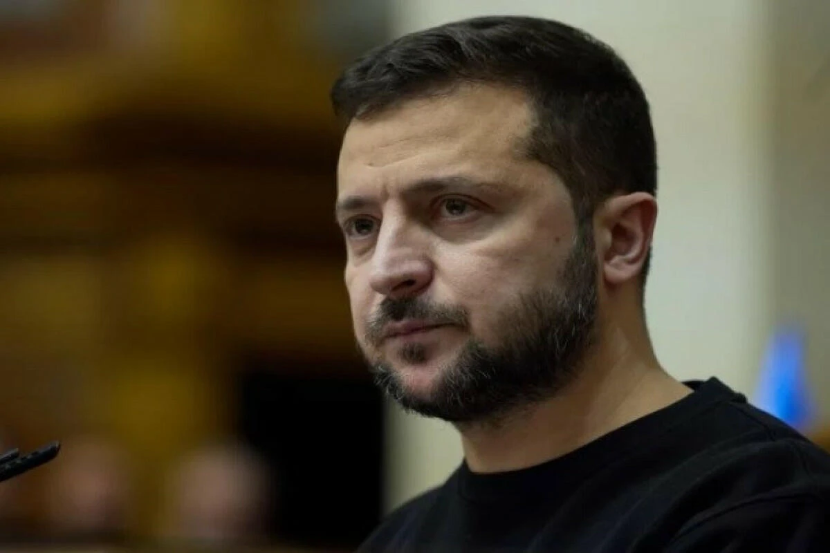 Zelenski hər ehtimala qarşı üzərində tapança gəzdirdiyini bildirib Zelenski hər ehtimala qarşı üzərində tapança gəzdirdiyini bildirib