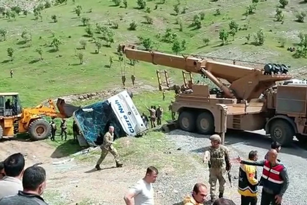 Türkiyədə hərbçiləri daşıyan avtobus aşıb, 2 nəfər ölüb, 45 nəfər yaralanıb