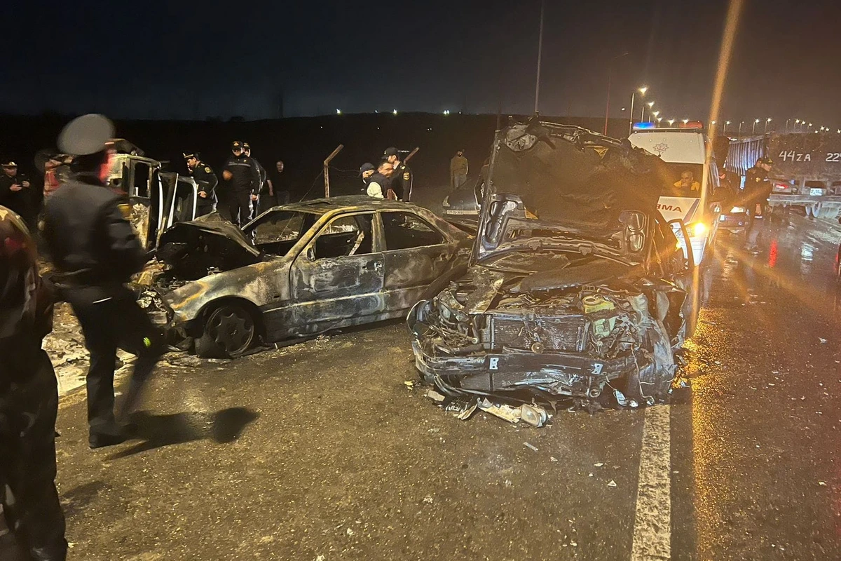 Bakıda dəhşətli avtomobil qəzası: 3 nəfər yanaraq öldü - VİDEO