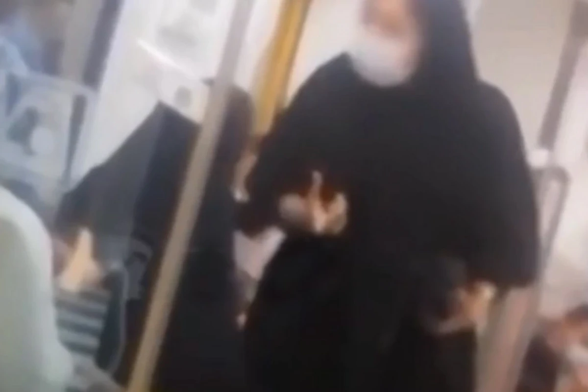 İranda “Bəsic” təşkilatının qadın məmuru vaqondan qovuldu - VİDEO