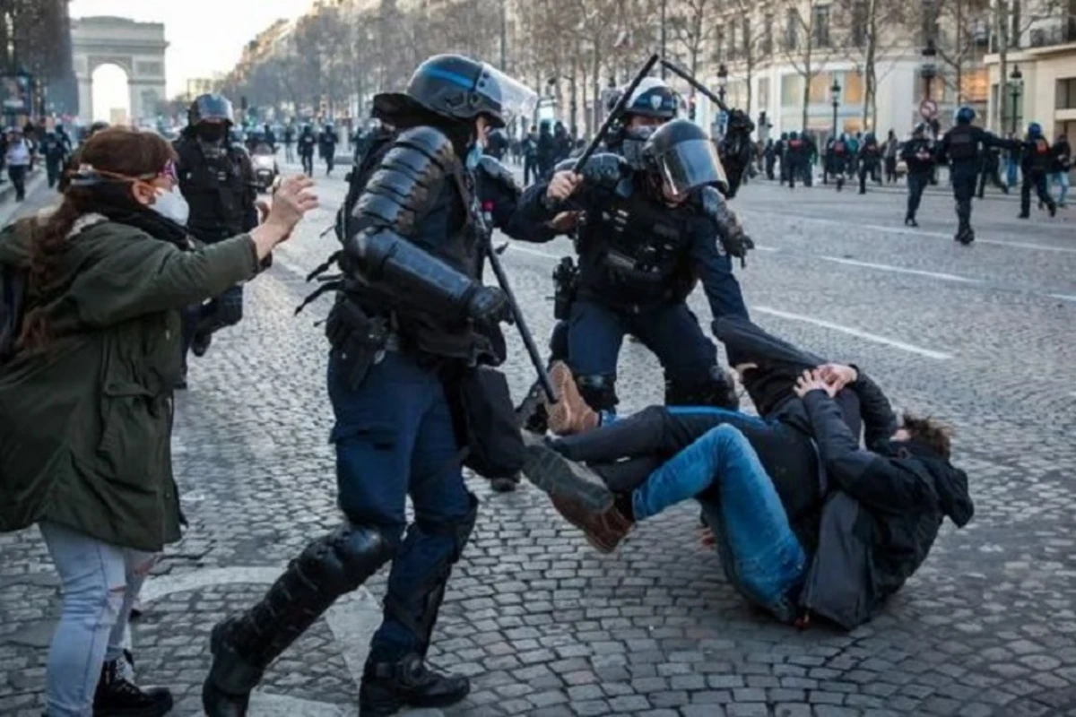 Parisdə 1 may iğtişaşları: Polislə etirazçılar arasında toqquşma - VİDEO