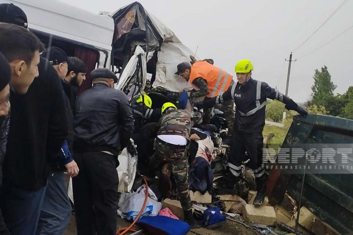 В Азербайджане столкнулись микроавтобус и грузовик: двое погибших, 8 раненых - ВИДЕО