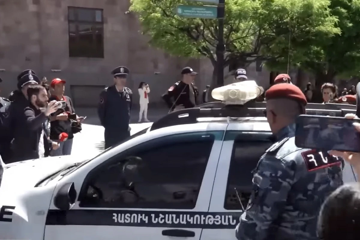 İrəvanda etirazçılar Nazirlər Kabinetinin girişinə donuz başı atıblar