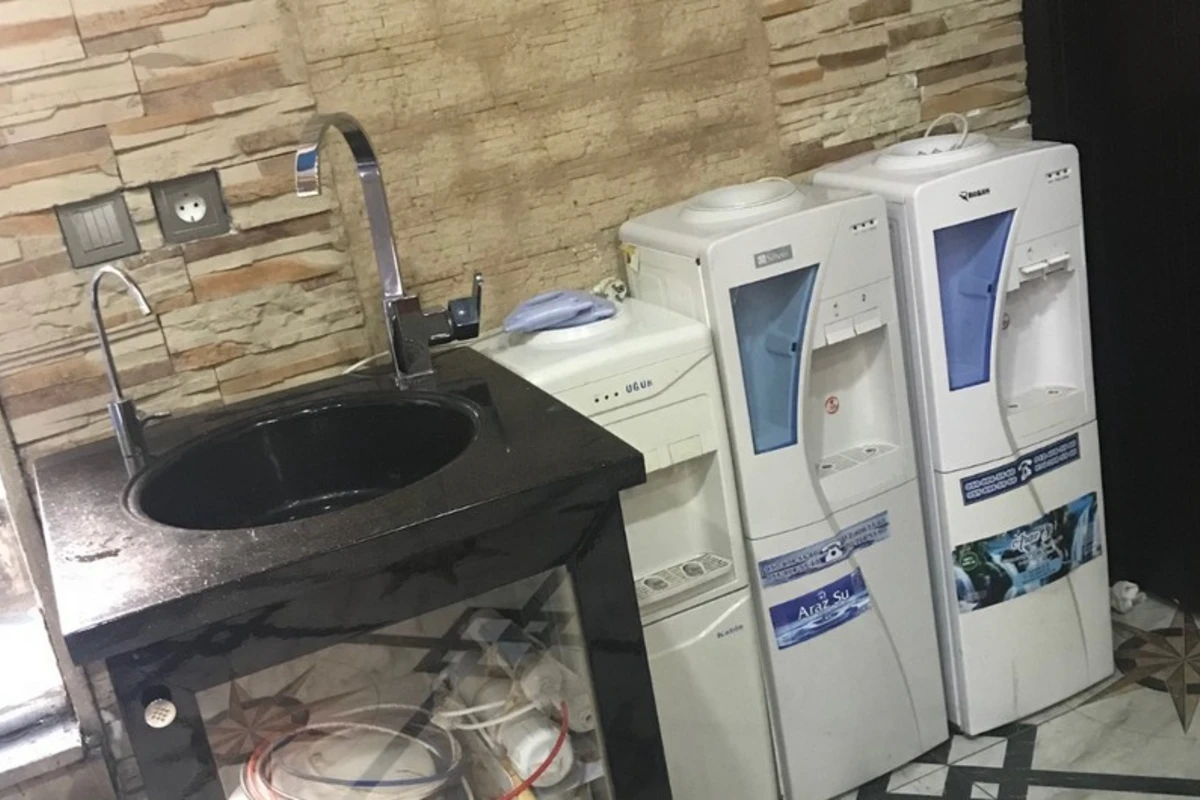 “Araz su”da içməli suyun emalı qadağan olunub, qablaşdırılmış suların satışı dayandırılıb - FOTO “Araz su”da içməli suyun emalı qadağan olunub, qablaşdırılmış suların satışı dayandırılıb - FOTO