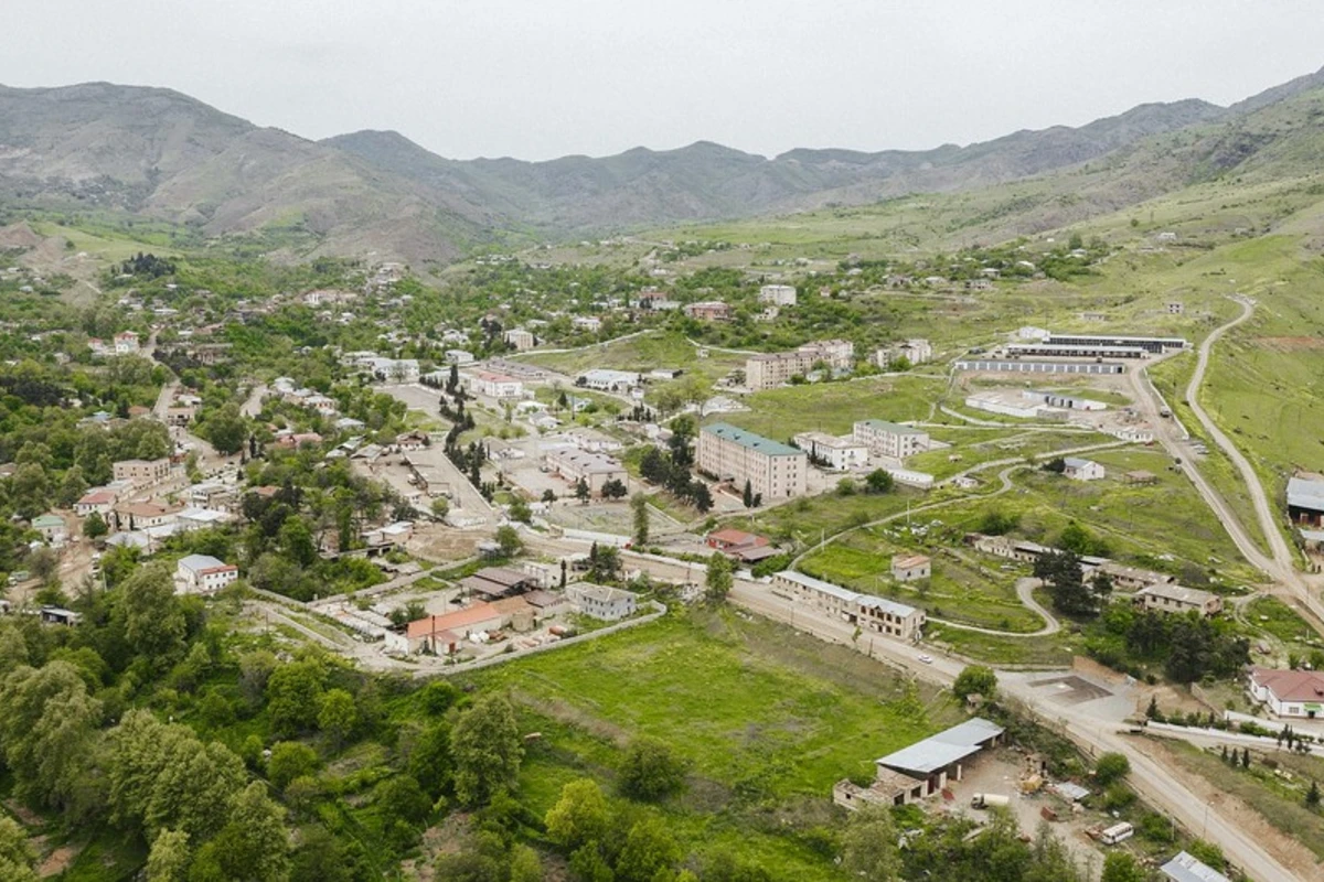Hadrutda inzibati mərkəzin təməli qoyulub