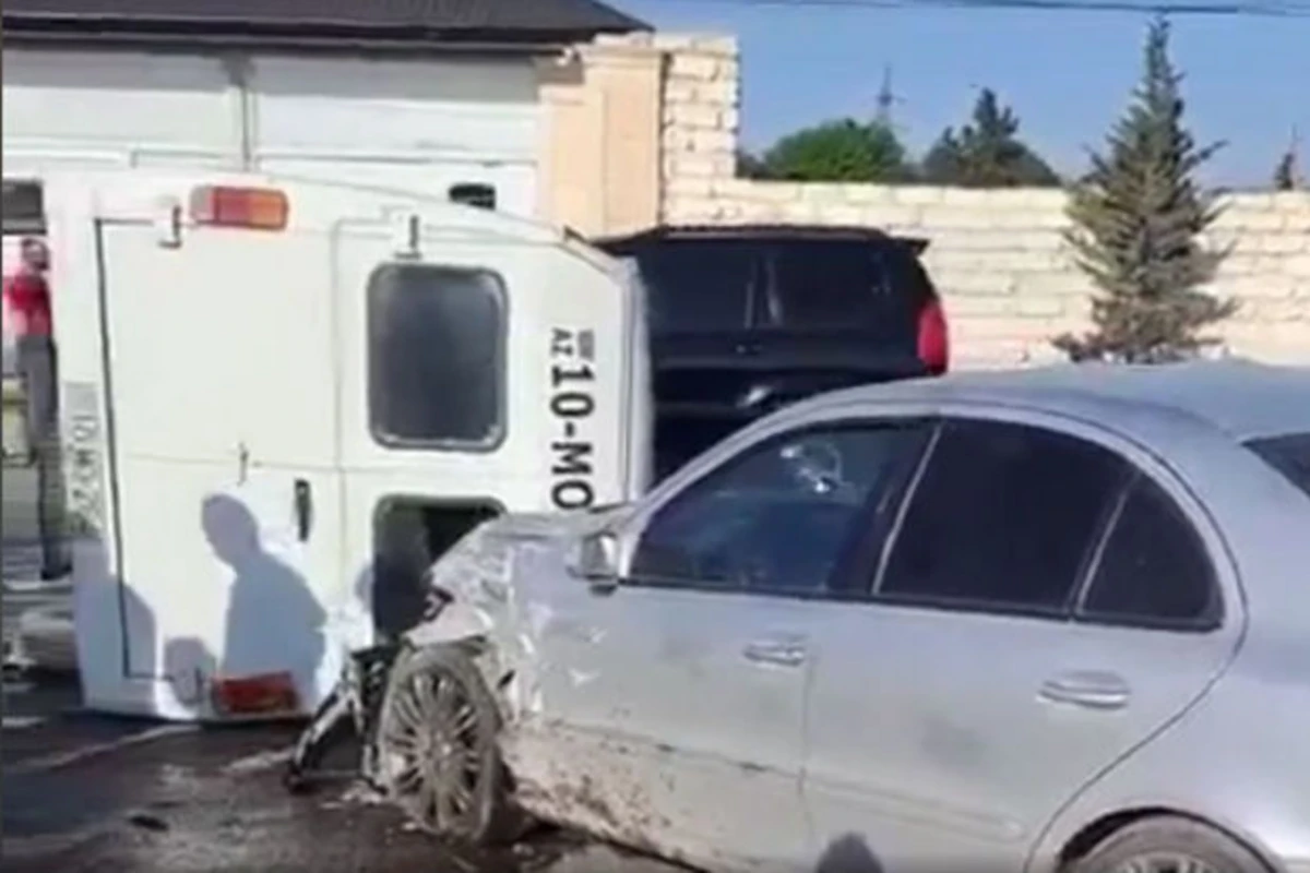 Bakıda qəzaya uğrayan mikroavtobus aşdı - VİDEO