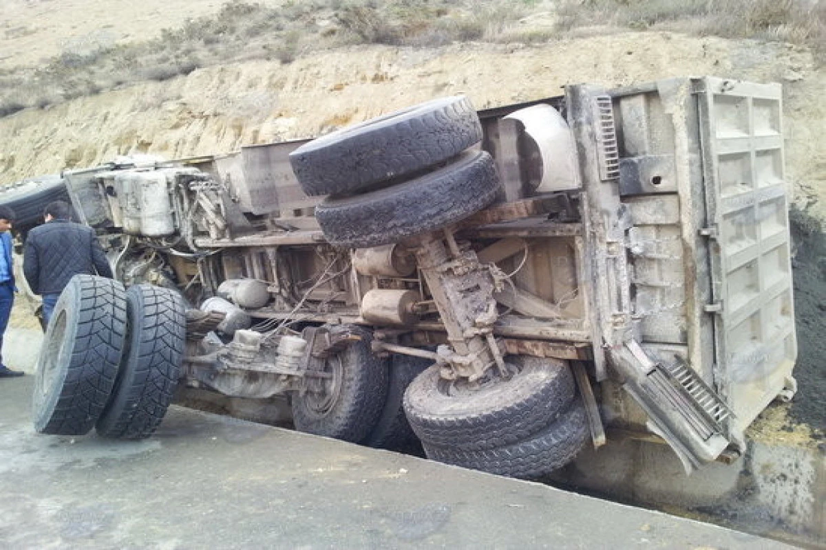 В Ходжалы перевернулся грузовой автомобиль, есть погибшие