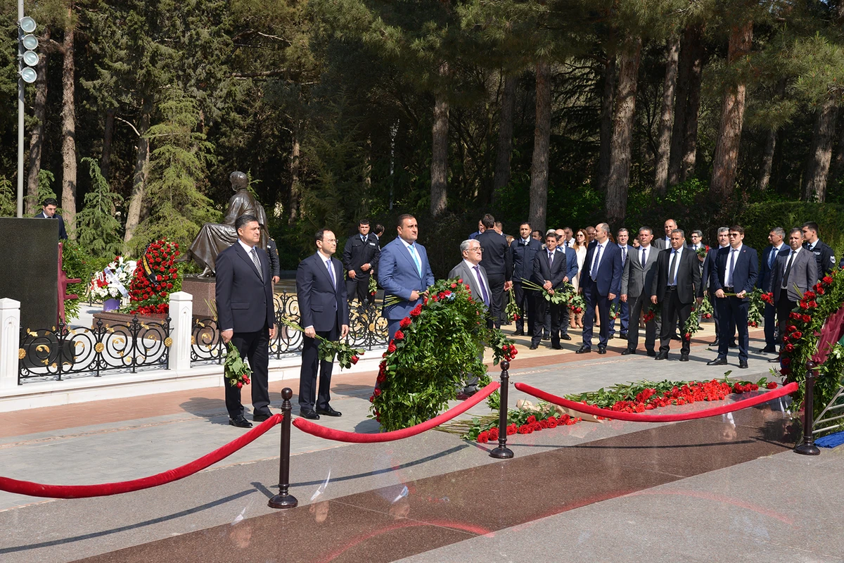 “Azpetrol” kollektivi ulu öndər Heydər Əliyevi dərin hörmət və ehtiramla anır