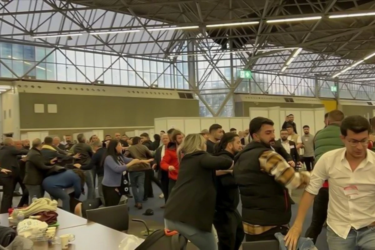 Amsterdamda PKK tərəfdarları türk seçicilərə hücum ediblər - FOTO/VİDEO