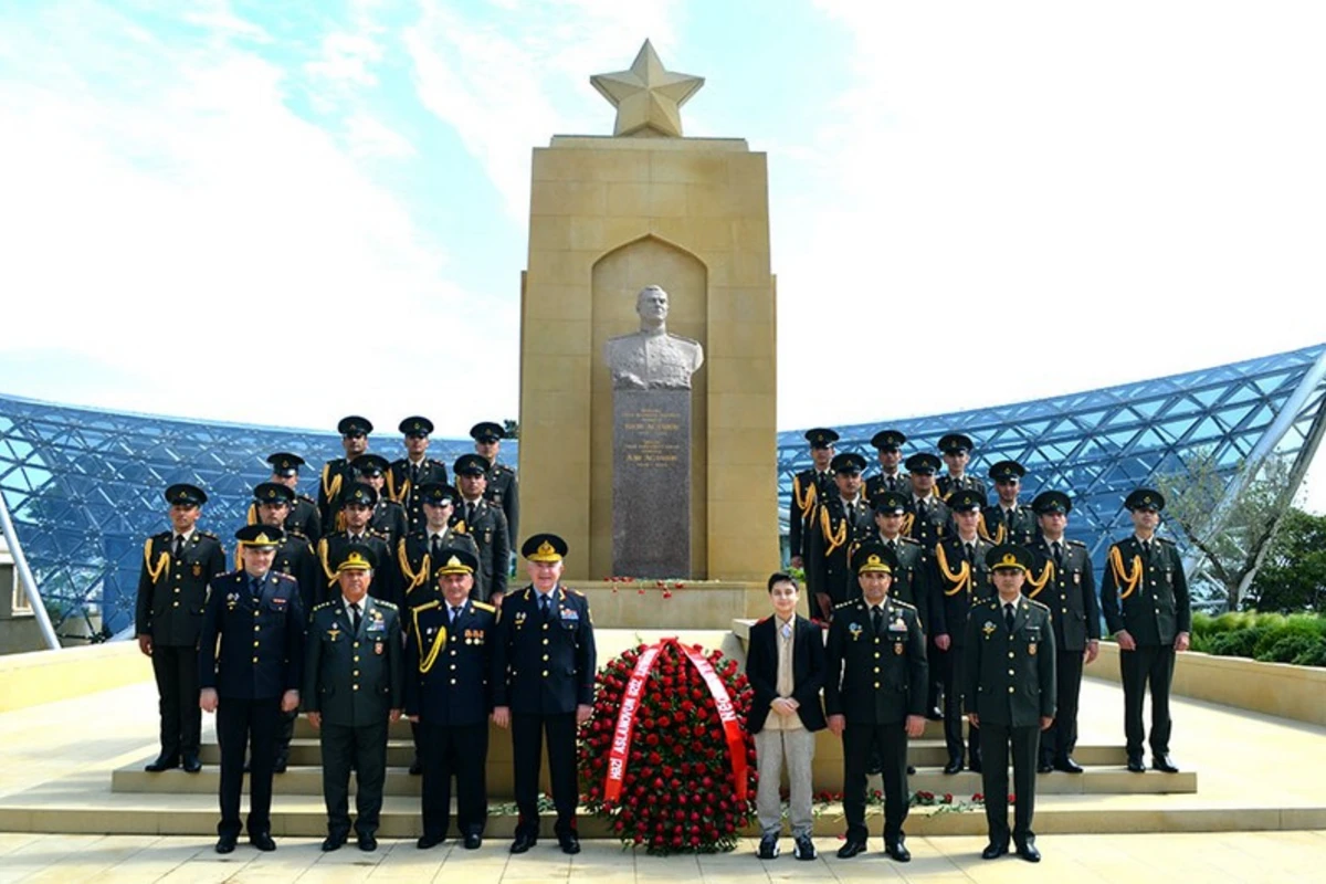 Hərbçilər Həzi Aslanovun məzarını ziyarət ediblər