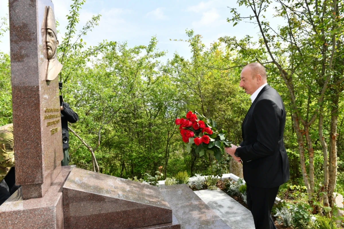 Prezident İlham Əliyev Cıdır düzündə Mir Möhsün Nəvvab Qarabağinin məzarını ziyarət edib - FOTO