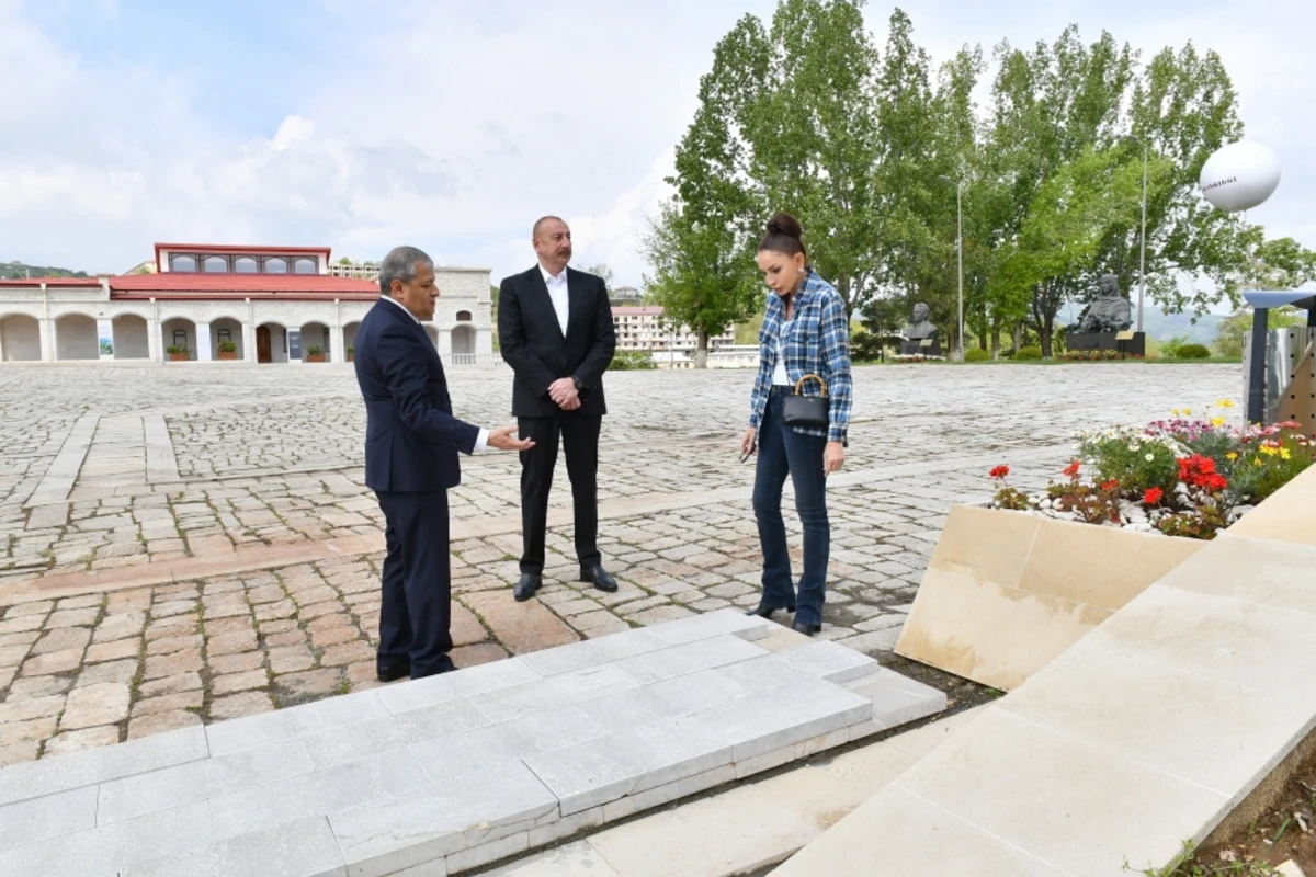 İlham Əliyev və Mehriban Əliyeva Şuşada Xüsusi nümayəndəliyin binasının önündə görüləcək işlərlə tanış olublar