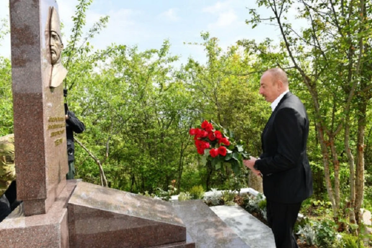 Президент Ильхам Алиев посетил могилу Мир Мохсуна Навваба Карабаги на Джыдыр дюзю - ФОТО