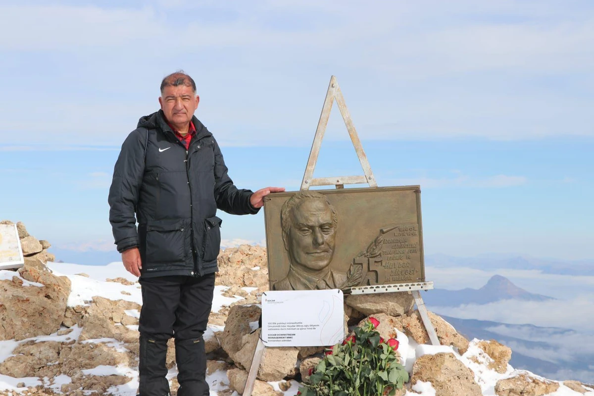 Ekologiya və Təbii Sərvətlər Nazirliyinin bir qrup əməkdaşı “Heydər zirvəsi”nə yürüş edib - FOTO