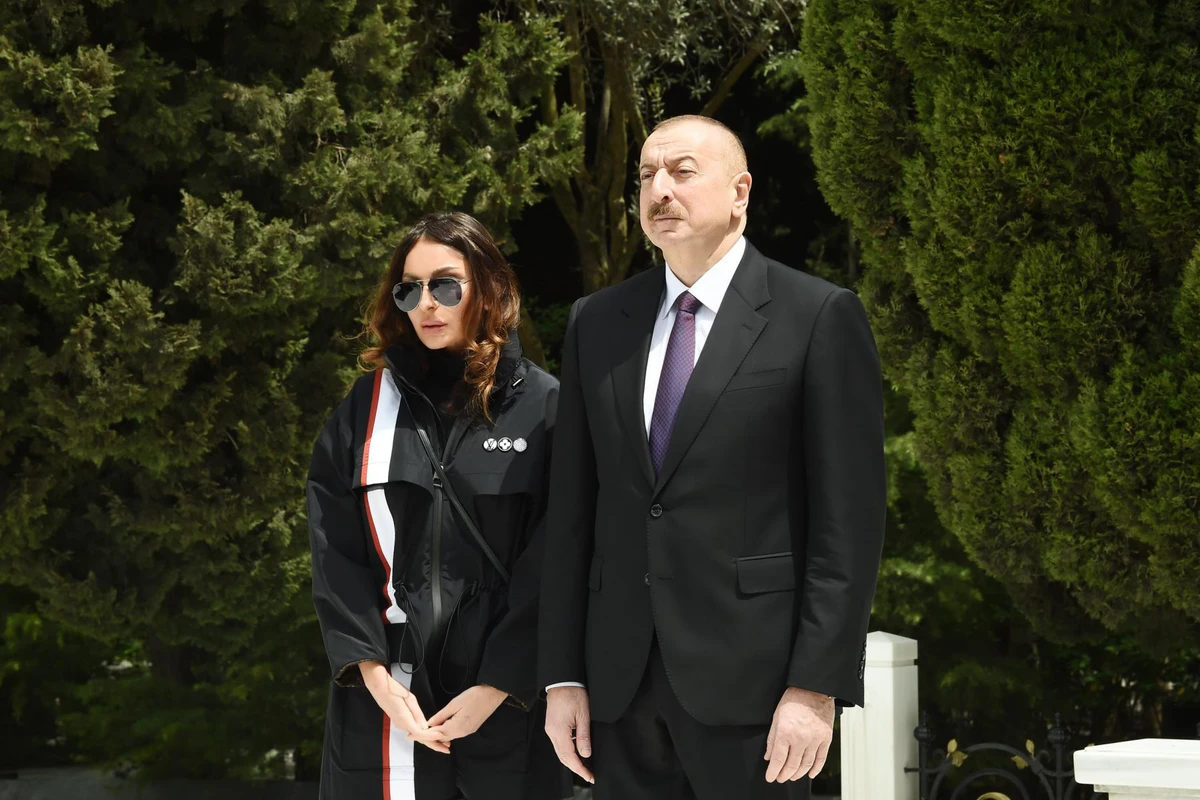 İlham Əliyev, Mehriban Əliyeva və ailə üzvləri Heydər Əliyevin Fəxri xiyabanda məzarını ziyarət ediblər İlham Əliyev, Mehriban Əliyeva və ailə üzvləri Heydər Əliyevin Fəxri xiyabanda məzarını ziyarət ediblər
