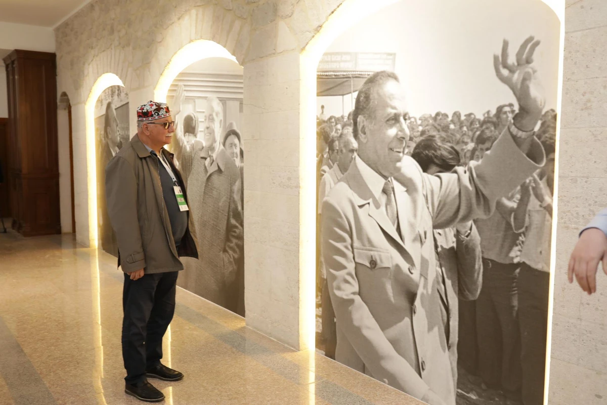 “Xarıbülbül” festivalının qonaqları “Heydər Əliyev və Qarabağ” sərgisində iştirak edib “Xarıbülbül” festivalının qonaqları “Heydər Əliyev və Qarabağ” sərgisində iştirak edib