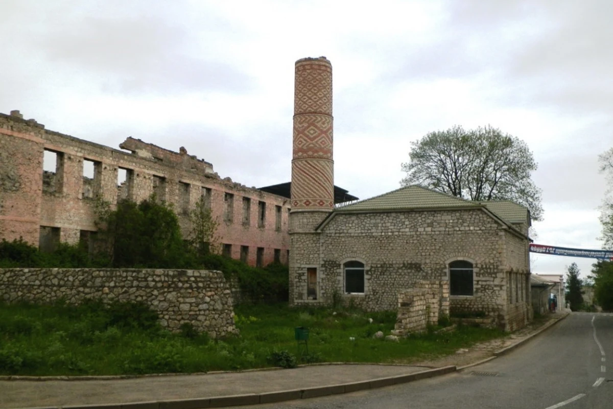 Şuşada Heydər Əliyev Fondu tərəfindən aparılan bərpa işlərindən sonra Saatlı məscidinin açılışı olub Şuşada Heydər Əliyev Fondu tərəfindən aparılan bərpa işlərindən sonra Saatlı məscidinin açılışı olub