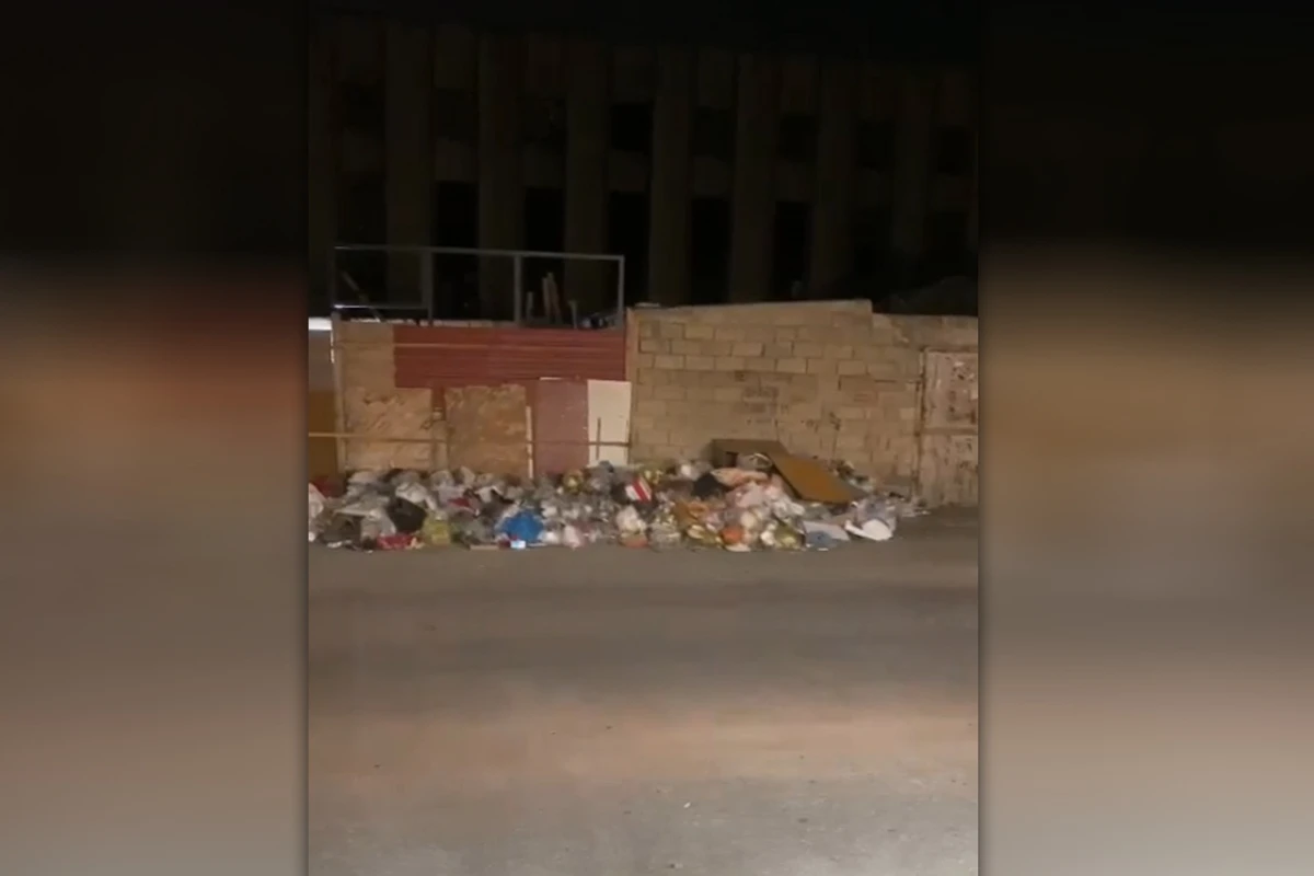 Qutuları gecə ilə apardılar, ətraf zibilliyə döndü - VİDEO