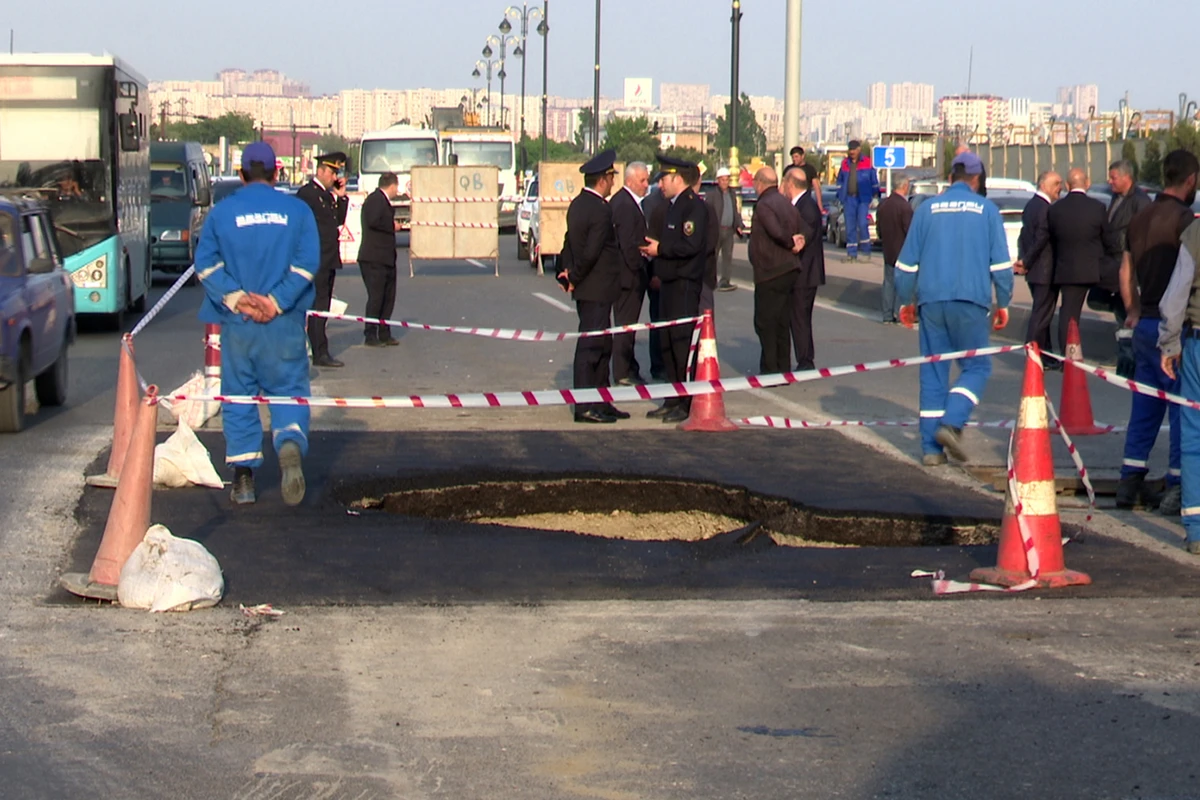 8 Noyabr prospektində yol çökdü - FOTO 8 Noyabr prospektində yol çökdü - FOTO