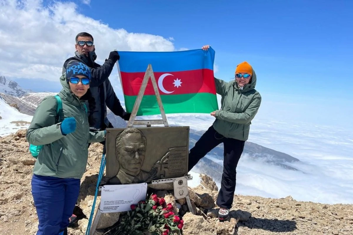 FHN-in bir qrup əməkdaşı “Heydər zirvəsi”nə yürüş edib - FOTO