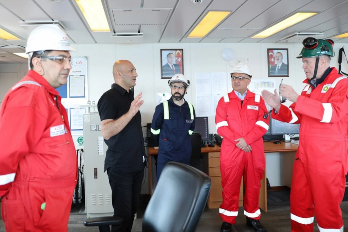SOCAR, ARDNF və BP-nin nümayəndə heyəti Heydər Əliyev adına yarımdalma qazma qurğusuna səfər edib - FOTO