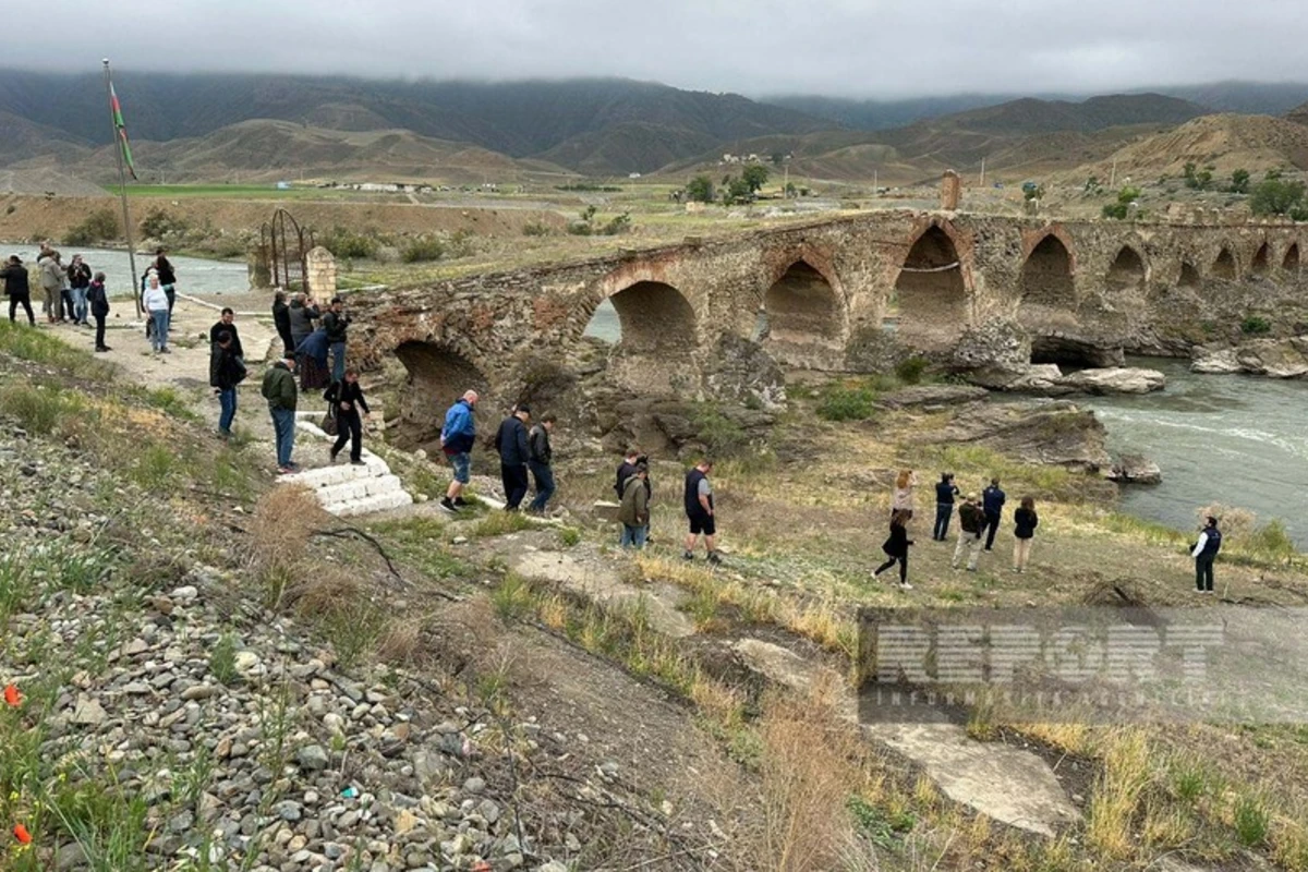 İsveçli səyahətçilər Xudafərin körpüsünü ziyarət ediblər - YENİLƏNİB - FOTO