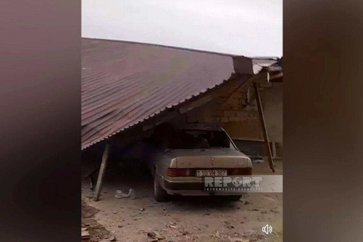 Salyanda güclü külək yaşayış binasının dam örtüyünü uçurub Salyanda güclü külək yaşayış binasının dam örtüyünü uçurub