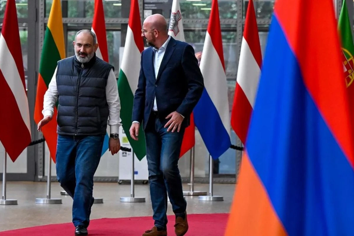 Paşinyanla Mişel arasında qeyri-formal görüş olub