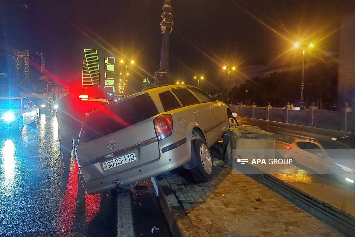 Bakıda avtomobil beton səkiyə çırpılıb - FOTO