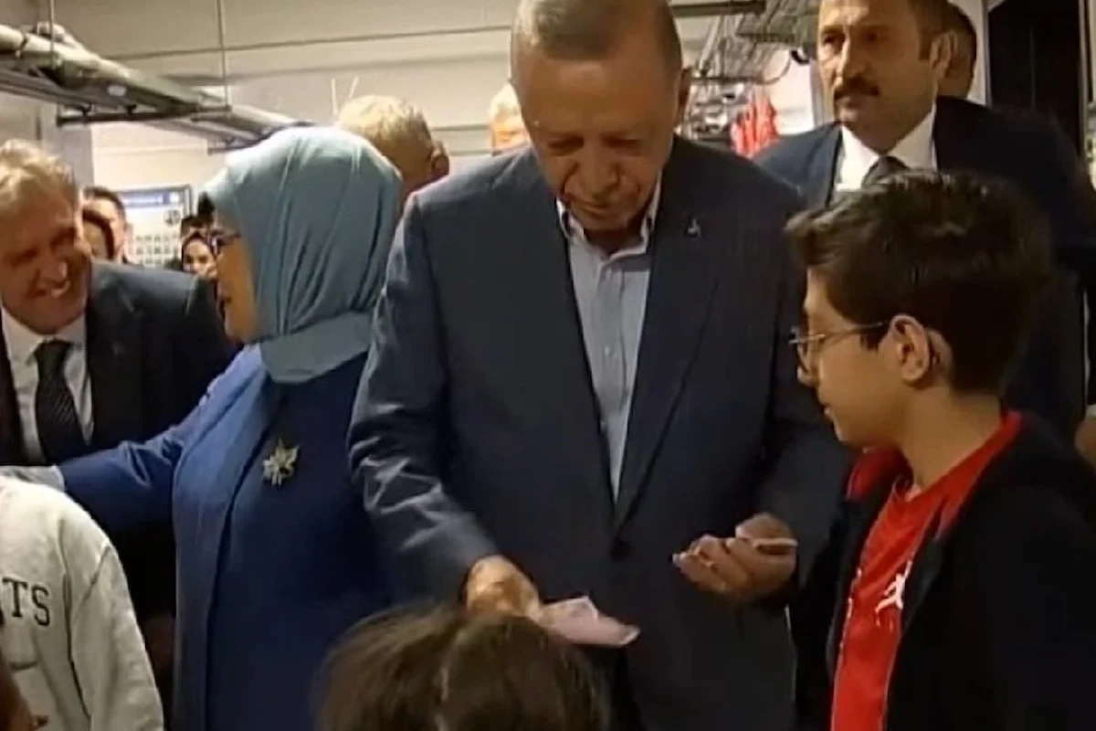 Ərdoğan uşaqlara pul payladı - VİDEO