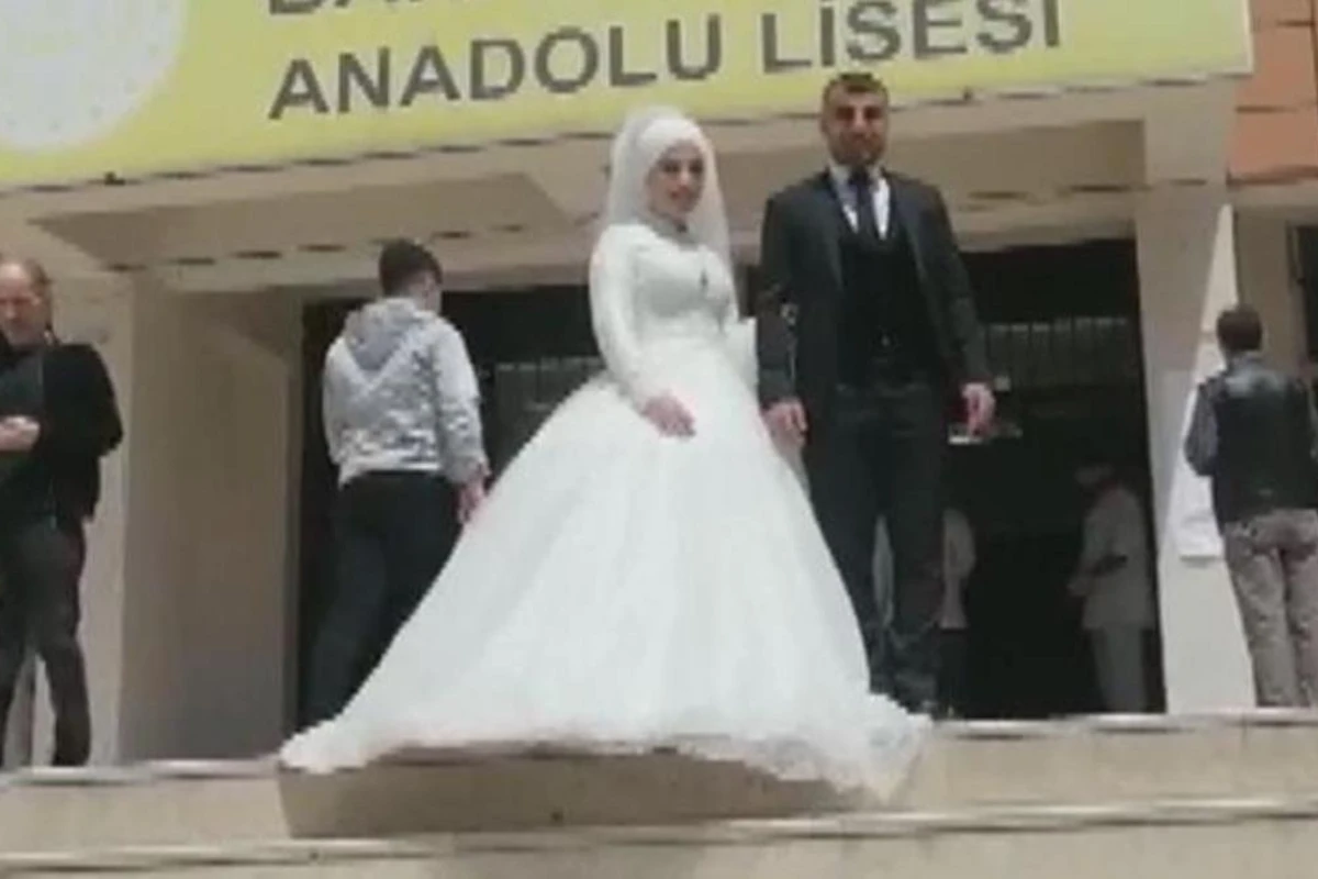 Bəy və gəlin əvvəlcə səs verdi, sonra toya getdilər - VİDEO