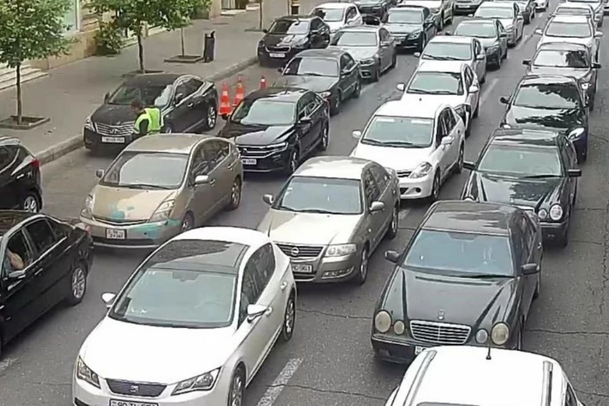 Bakının bir sıra yollarında tıxac yaranıb - SİYAHI