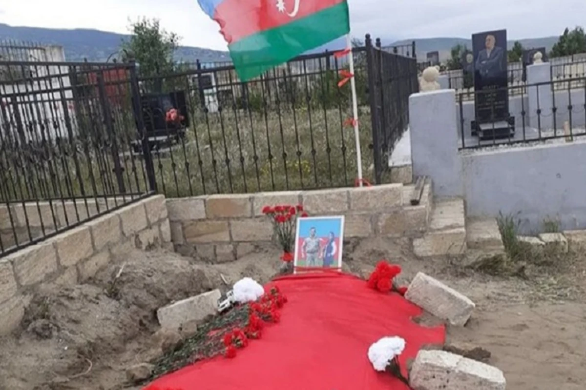 Məzarına şəhid yoldaşı ilə birgə şəkli qoyuldu - FOTO