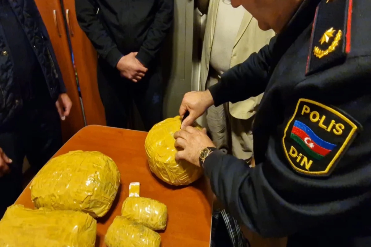 Polis narko-kuryerlik edən şəxsləri saxladı - FOTO