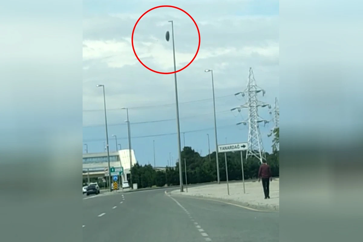 ВНИМАНИЮ водителей! На этой дороге в Баку возникла опасная ситуация - ВИДЕО